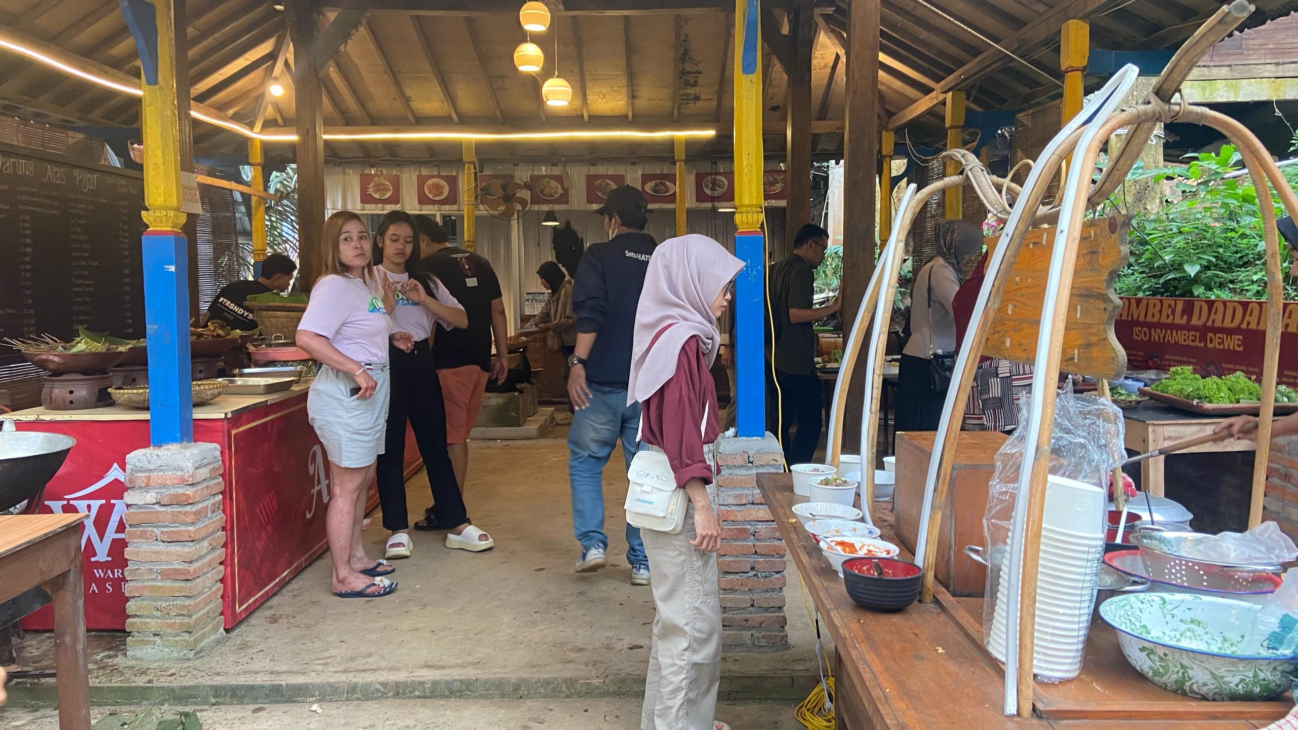 Suasana Warung Kuliner Tradisional di Kudus yang Tetap Ramai